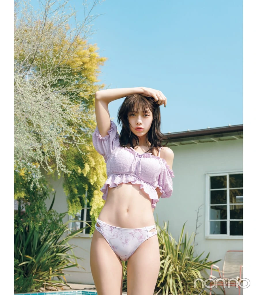 菊地姫奈が着るブラウス風トレンド水着