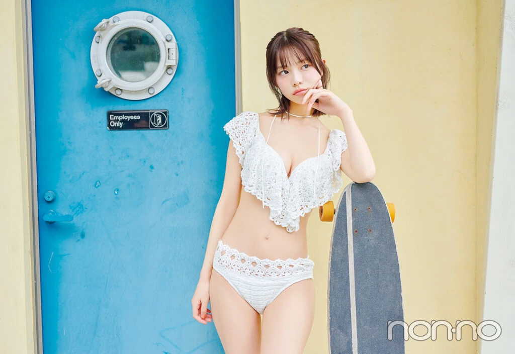 菊地姫奈の水着コーデ バストをふんわり包み込むクロシェ