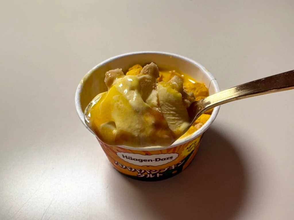 パンプキンアイスとザクザクのクッキーをスプーンですくった様子