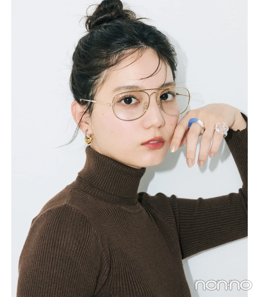 小坂菜緒とブラウンのハイネックリブニット×アクセサリー