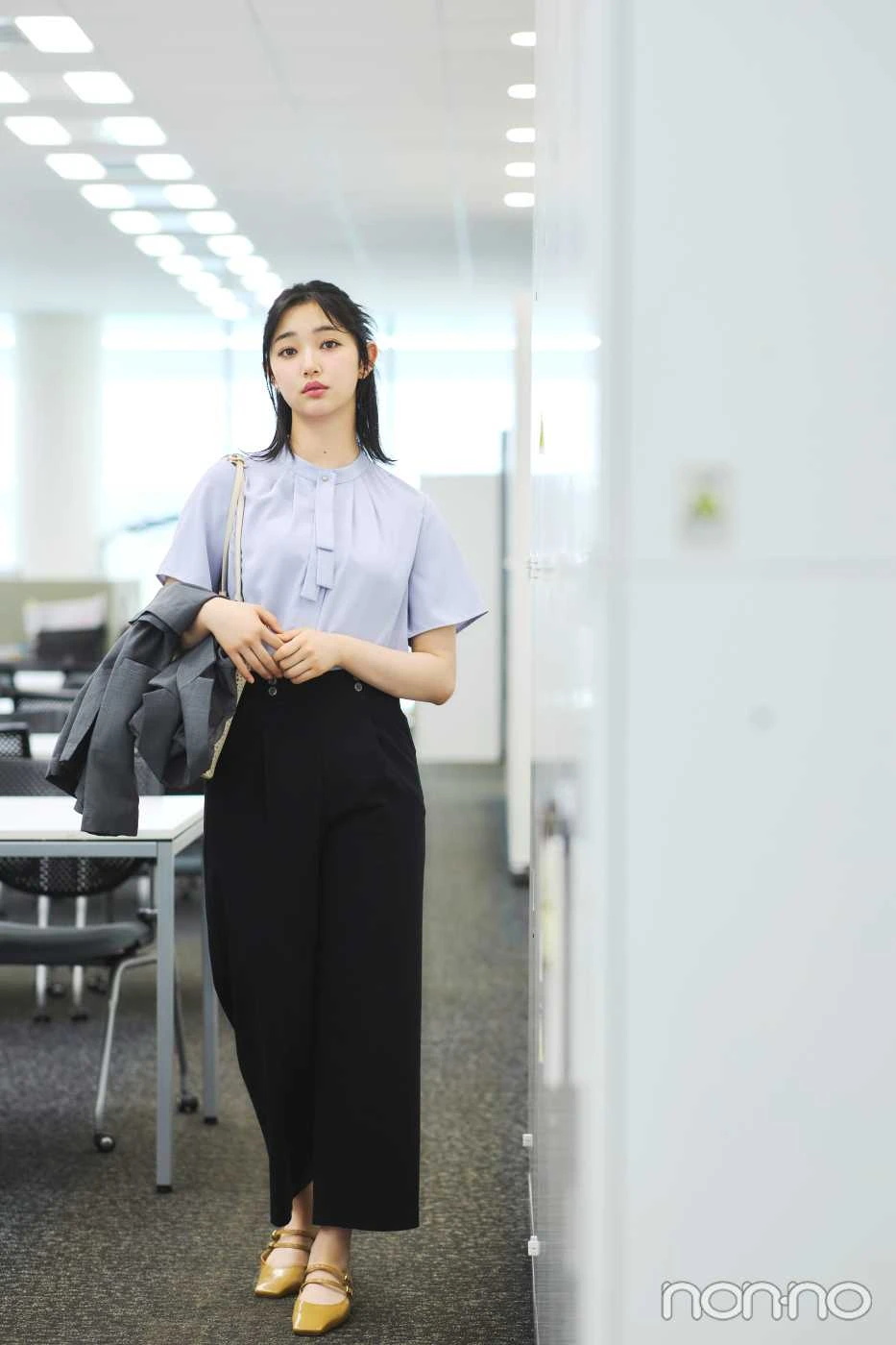グローブの黒パンツを履く小宮山莉渚