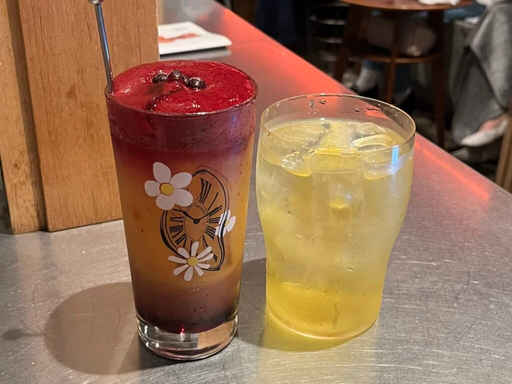 カシスオレンジ(左)と台湾四季春 ウーロン茶ハイ(右)