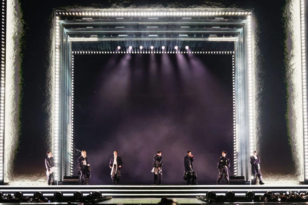 ステージに登場し、オーラを放つBTS