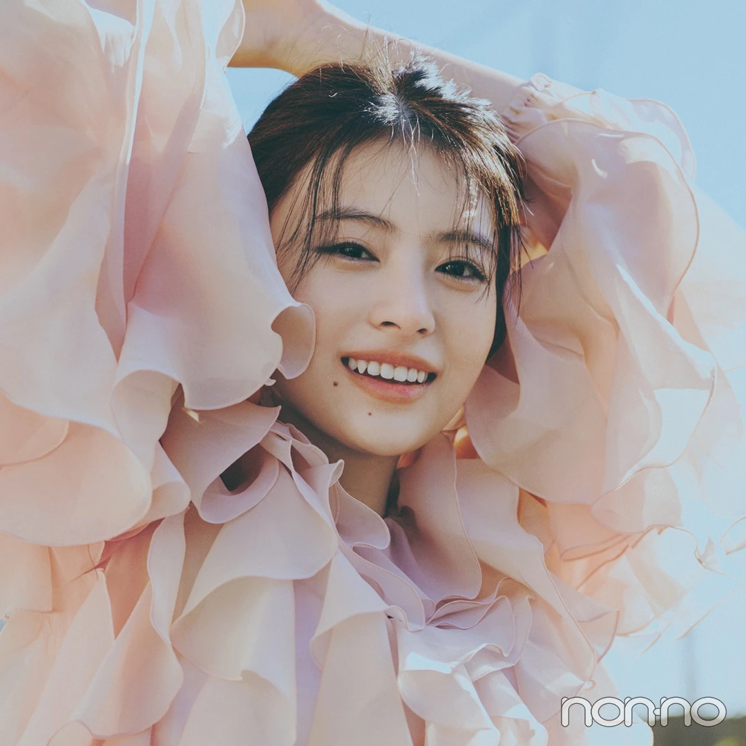 【出口夏希】花びらフリルトップス×デニムコーデ。揺れるシフォンやラッフルで春気分