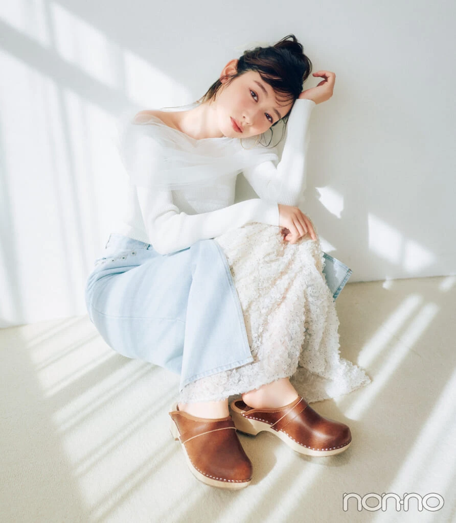春靴の正統派丸みシルエットサボをはいた岡本夏美