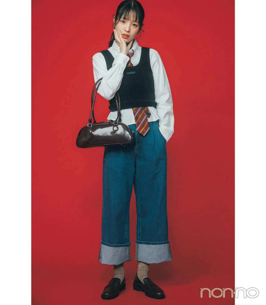 GUのタックトラウザーをはいた横田真悠