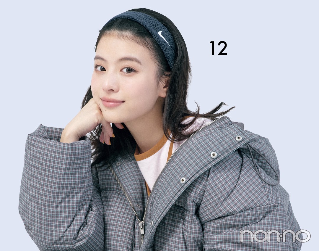 ナイキのヘアバンドを付けた出口夏希