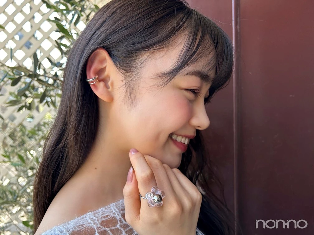 林芽亜里の私服の耳元と手元