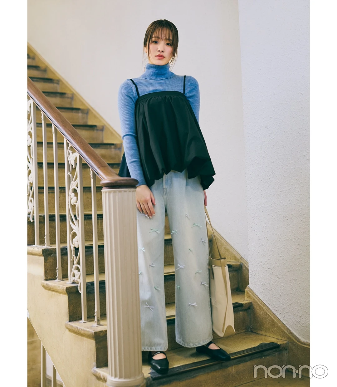ブルーのタートルニット×バルーンビスチェ×デニムパンツの冬コーデ
