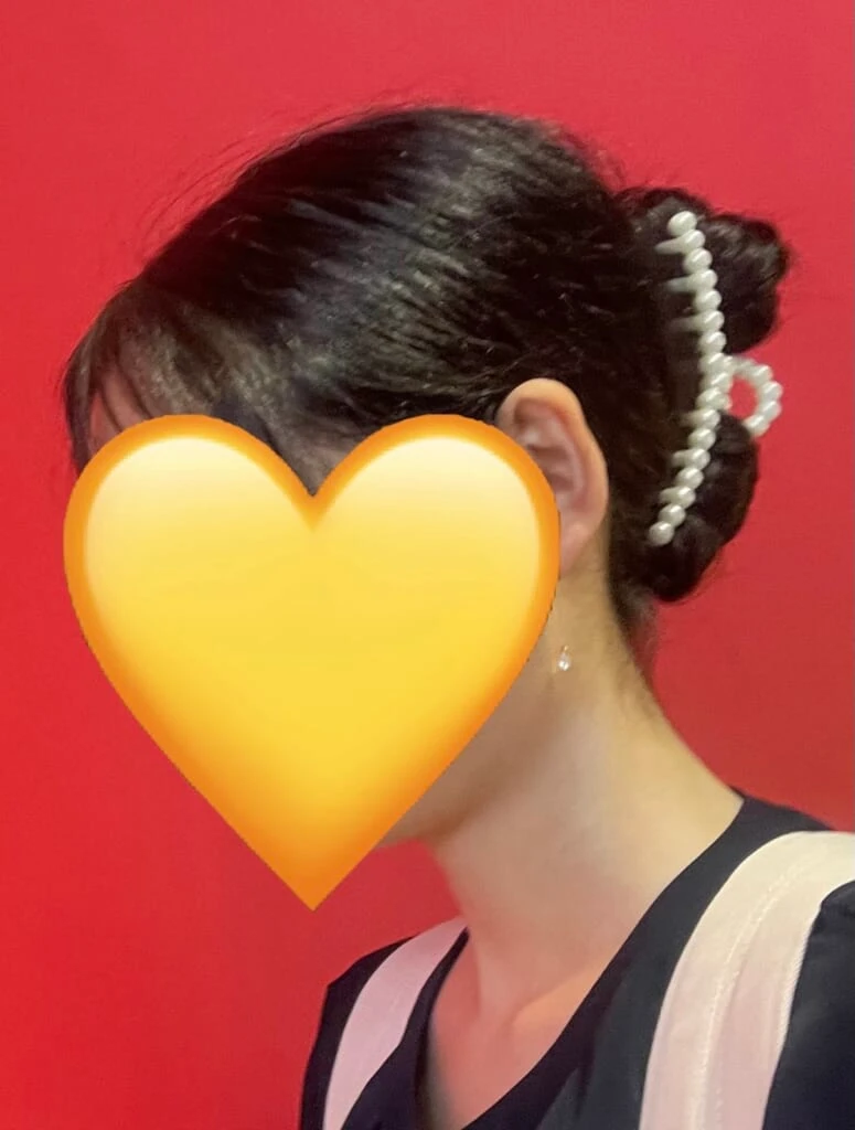 パールのクリップでアップヘアにした写真