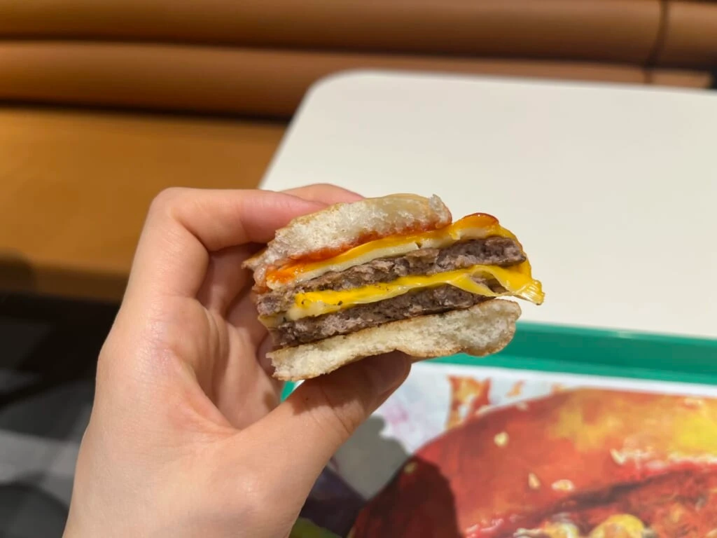 チーズチーズダブルチーズバーガーからチーズがとろけている様子