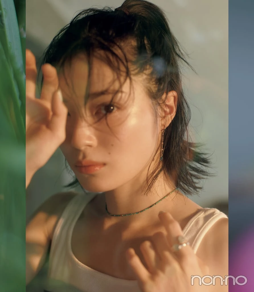 夏の色石アクセサリーを付ける吉田美月喜