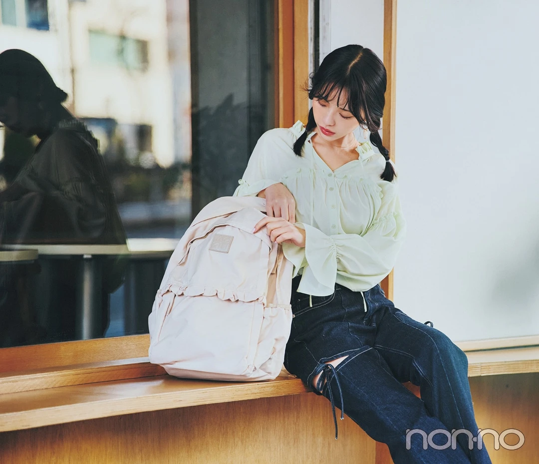 【2026最新】学生におすすめのプチプラ通学リュック7190円のリュックを持つ女性