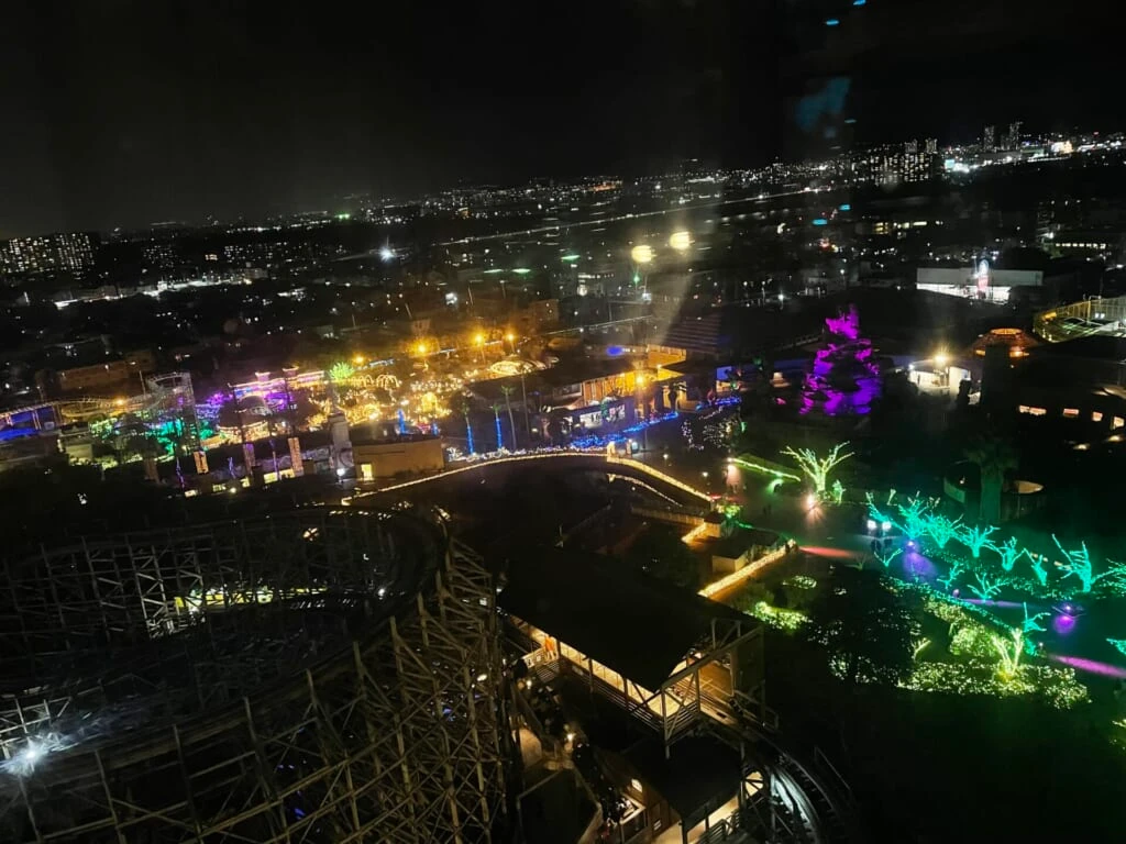 夜のひらパーの観覧車の景色。園内のイルミネーションが綺麗。