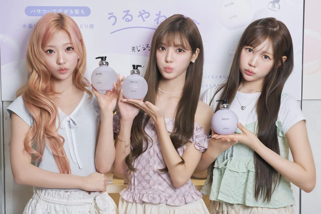 「アクアライン」のヘアケアボトルを持つ、(左から)STELLA(ステラ)、YUHA(ユハ)、YE-ON(イェオン)