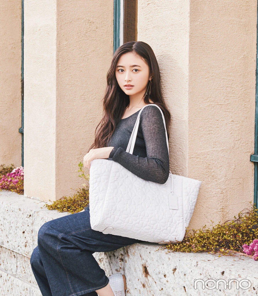kate spade new york【ケイト・スペード ニューヨーク】の通学におすすめのバッグを持つ井上和