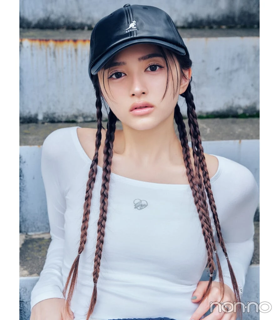 レザーの黒キャップをかぶる日のヘアおしゃれヘアアレンジ、マイクロ三つ編み