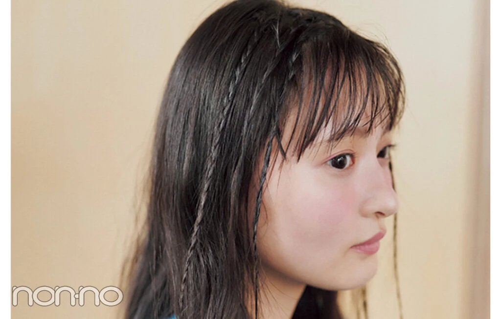 ちび三つ編みヘアの手順3、顔回りに細い三つ編みを2本ずつ作る