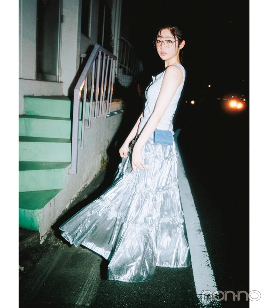 小宮山莉渚のフラッシュ映えする夏の夜服モデルカット2-1