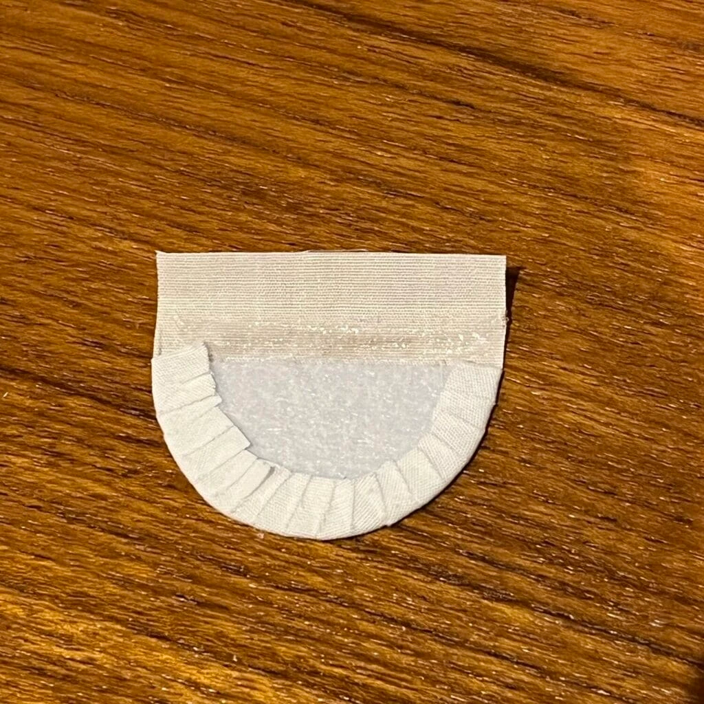 ぬいぐるみ スタイ ひもを通す部分 糊付け
