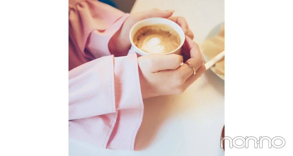 カフェに行く時の手元が盛れる袖＆アクセ