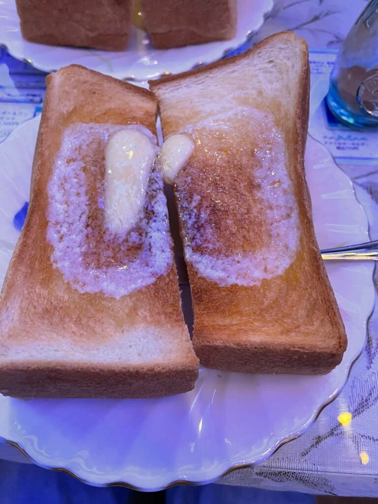 トースト。バターが乗っている。