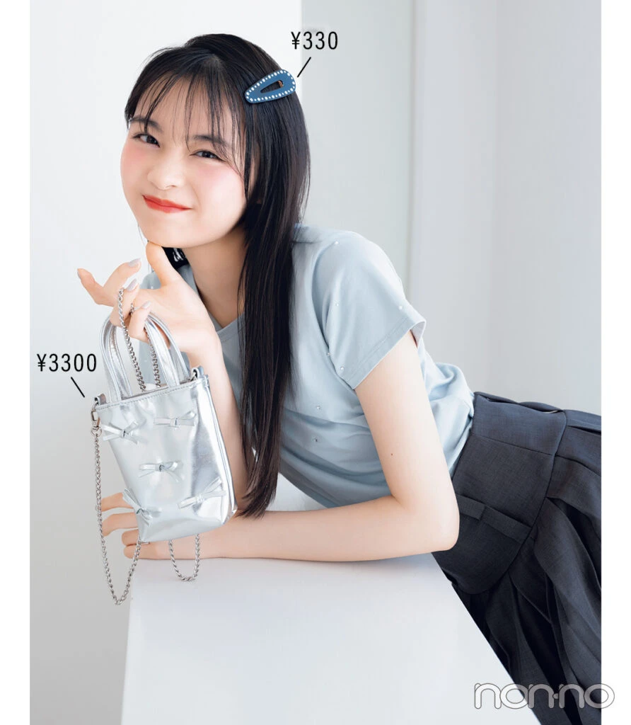 シルバーバッグ、ビジューのヘアピンを着用した林芽亜里