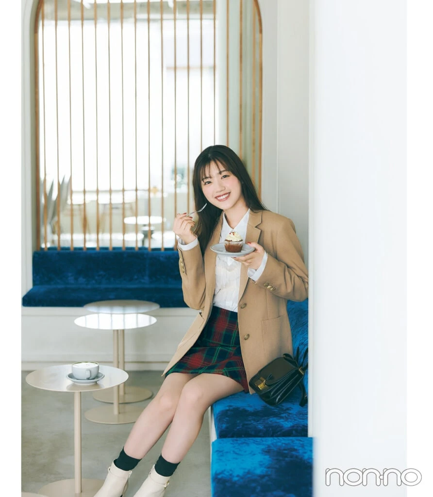 ベージュジャケット×チェックミニの春コーデ