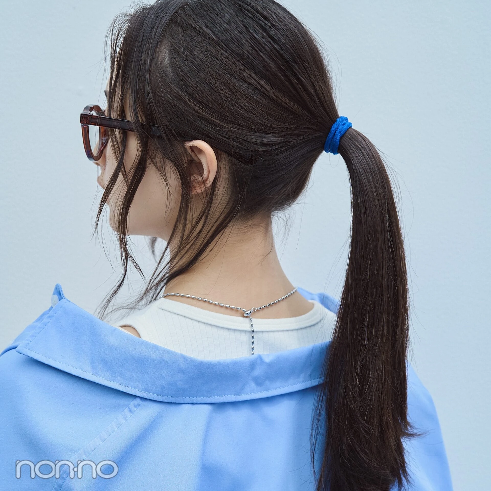 井上和の効かせ色キャップ×後れ毛多めのゆるポニテバック