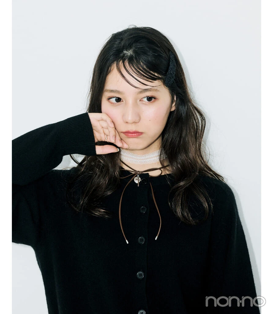 小坂菜緒と黒のニットカーディガン×アクセサリー