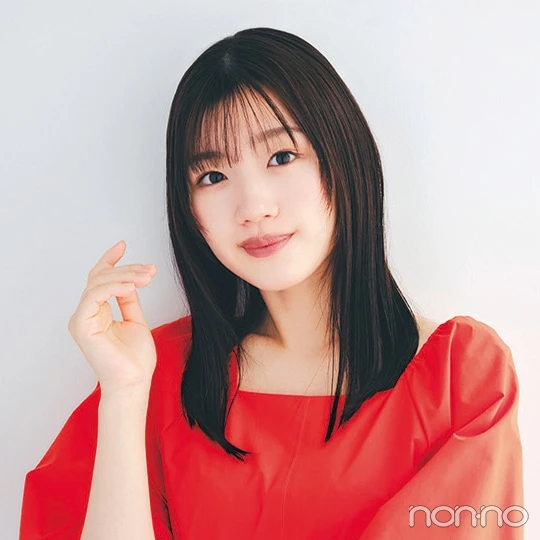 赤いワンピースを着た佐々木美玲のプロフィールカット