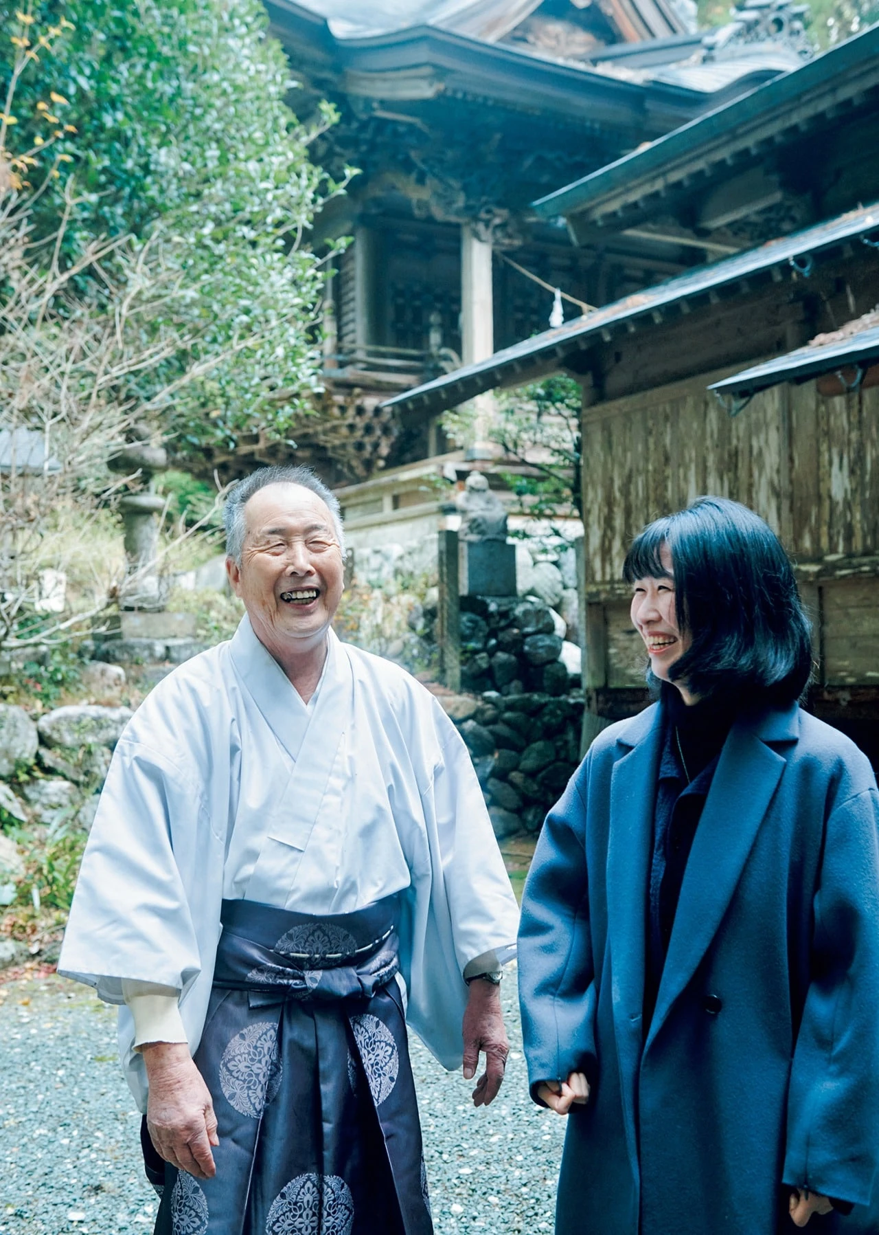 『若一王子宮』の宮司さんと女性