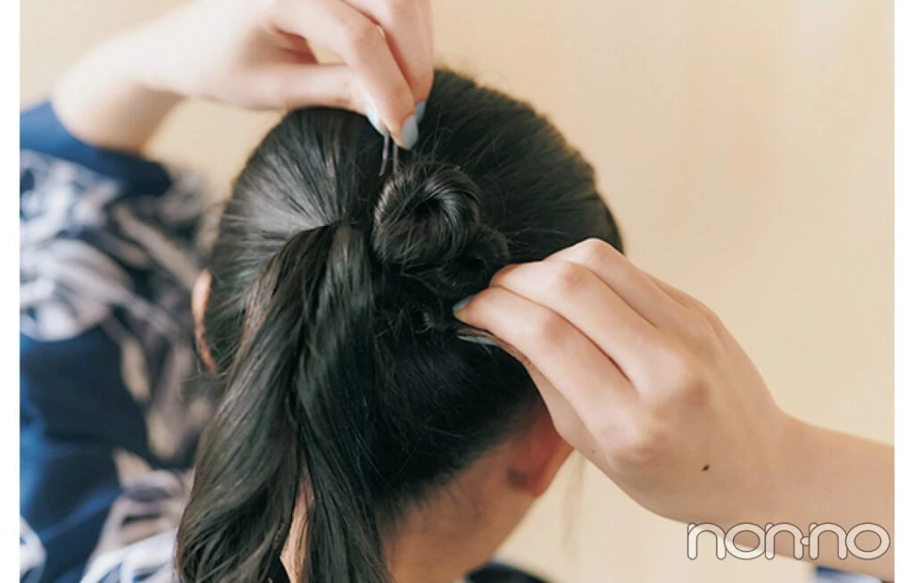 ねじりシニヨンヘアの手順3 ねじった毛束を結び目に固定