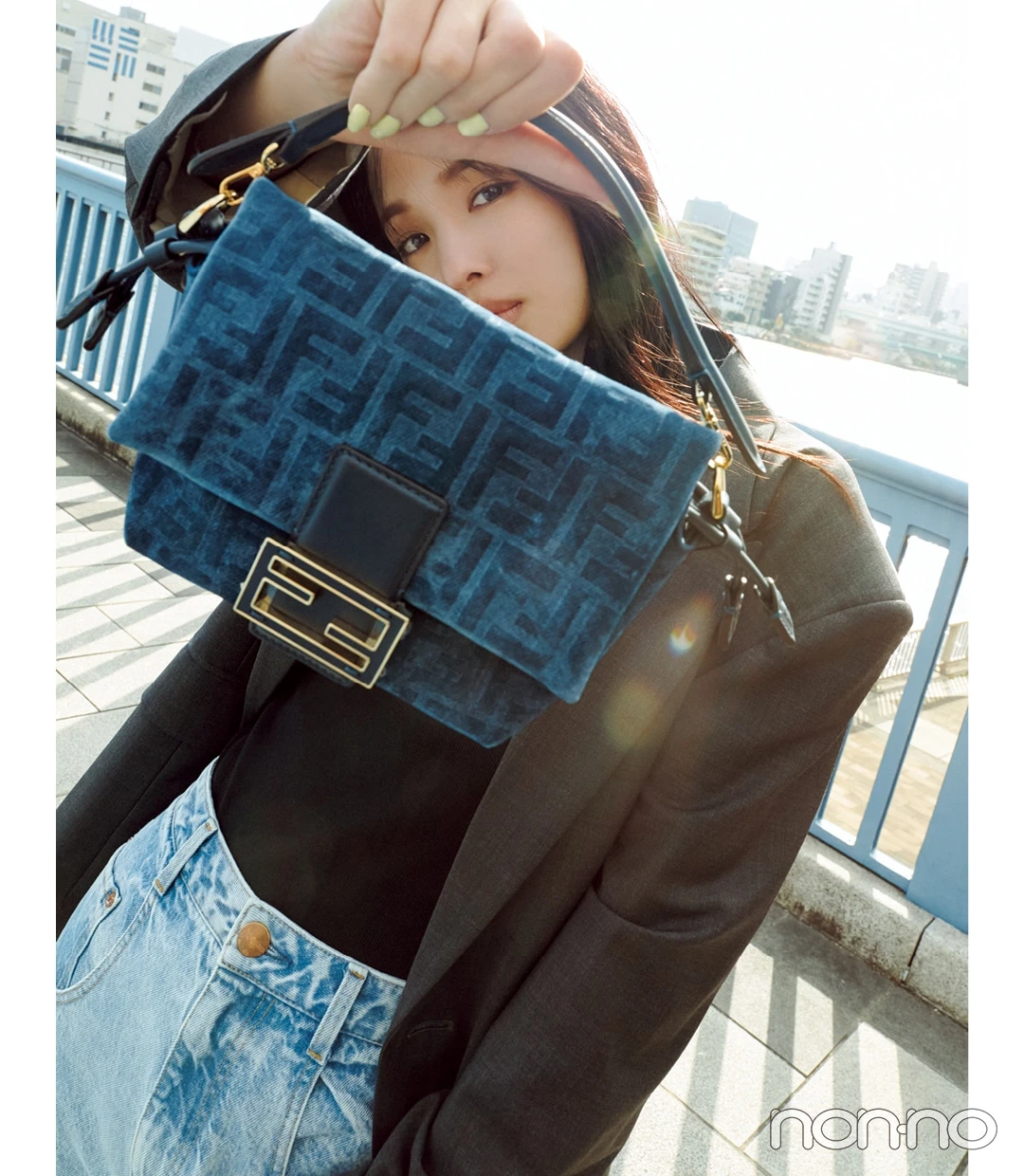 2026年新作のハイブランドミニバッグ　FENDI（フェンディ）のミニバッグを持つモデル