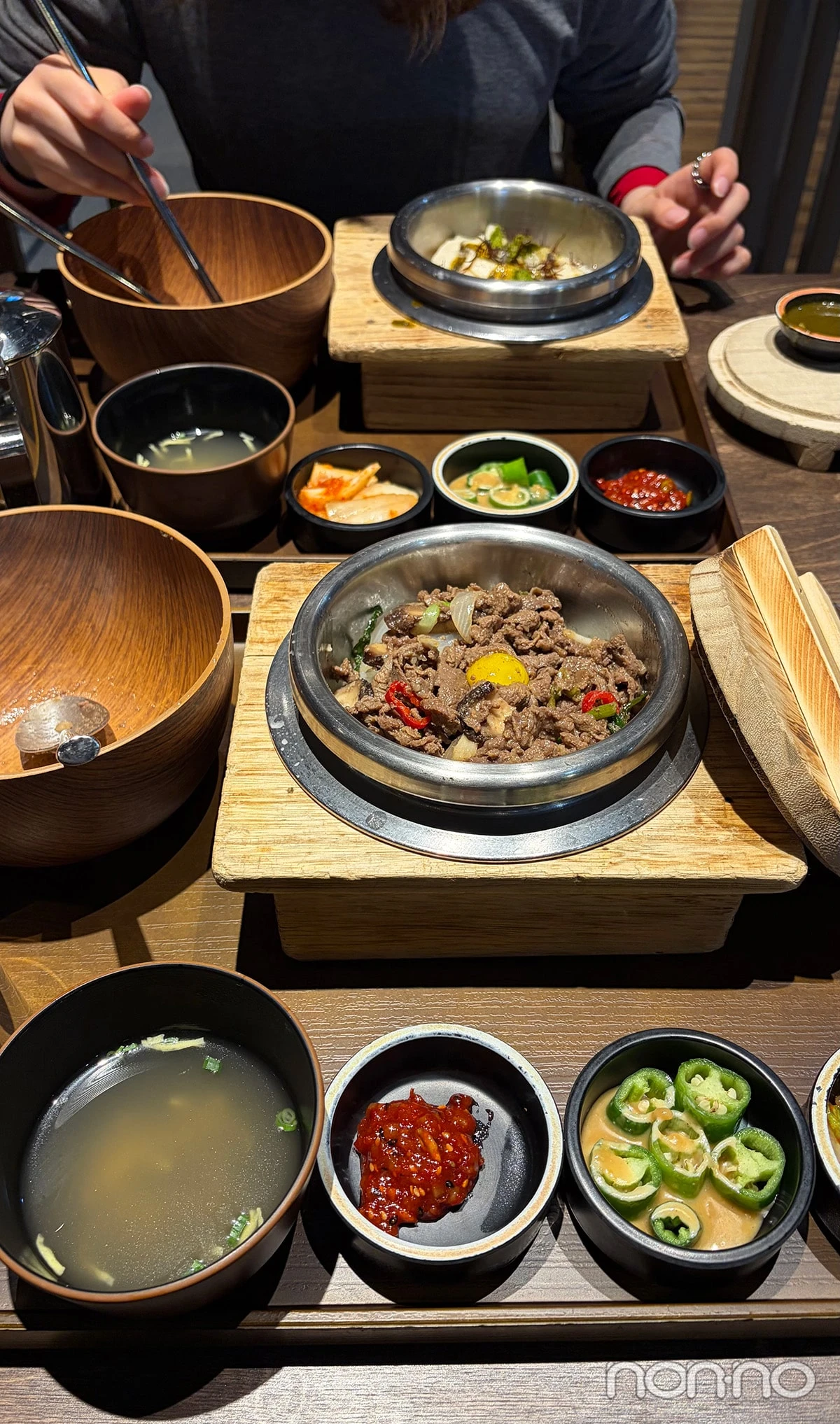 「オアシスグルメビレッジ」の韓国プルコギ釜飯を食べている様子