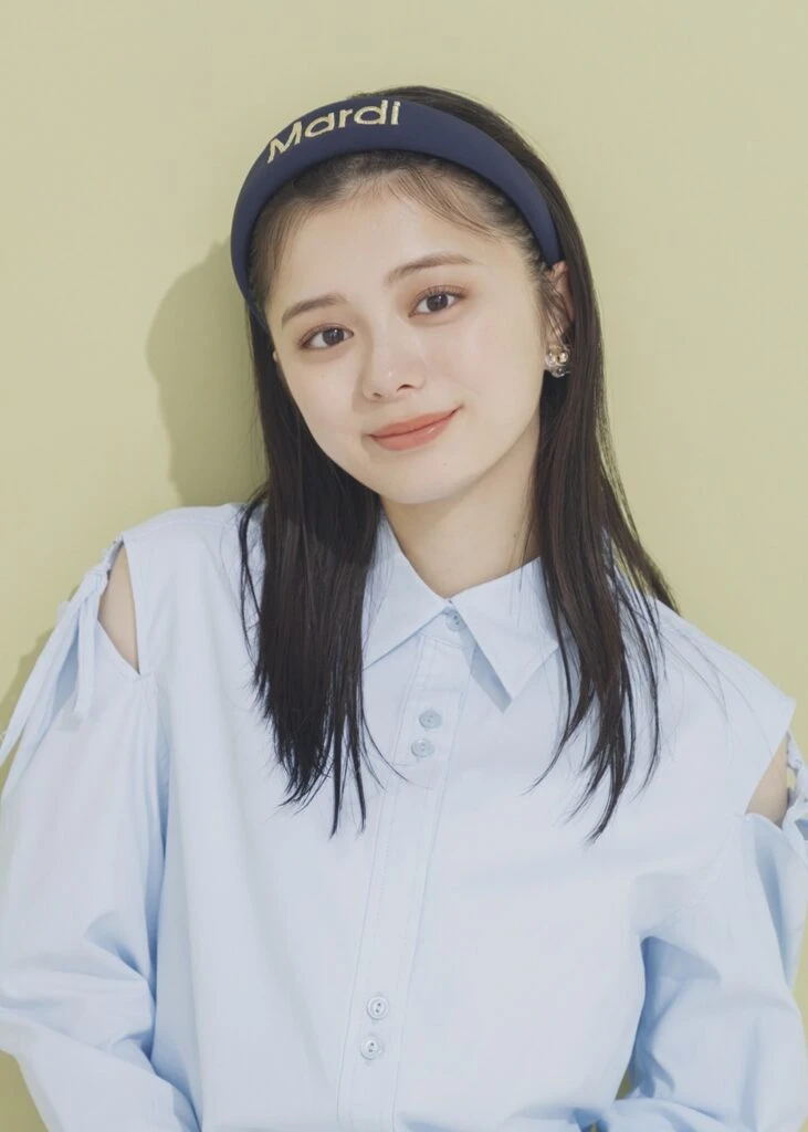 紺野彩夏のカチューシャ×ナチュラルストレートヘアのイメージカット
