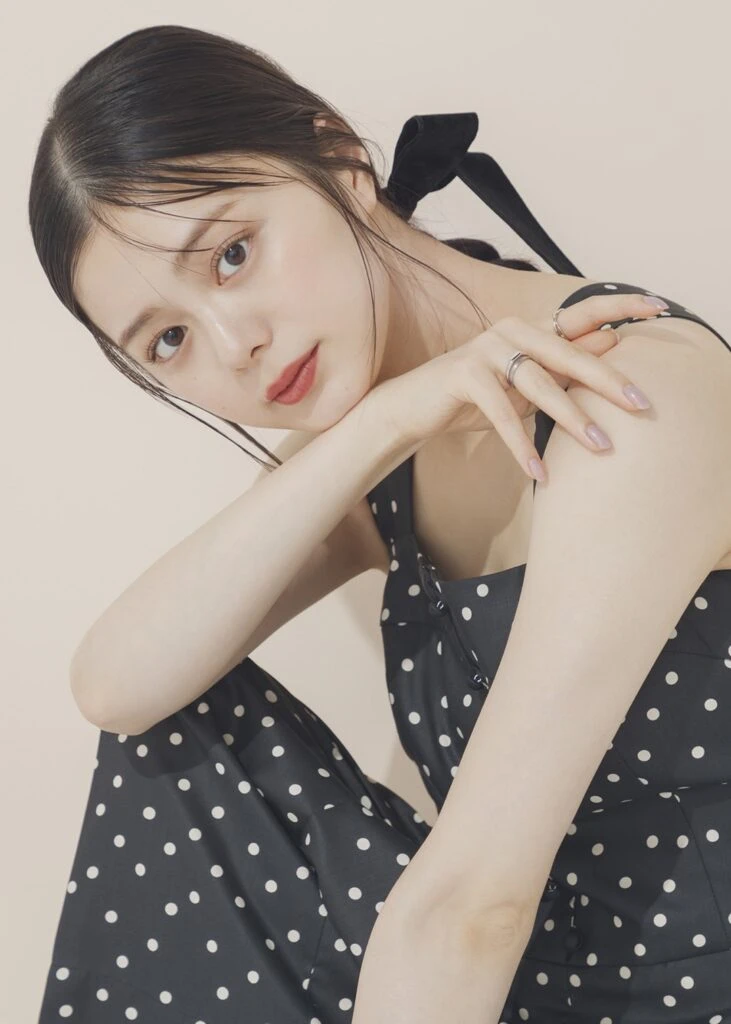 紺野彩夏のリッチなベロア調リボン×後ろ姿映え三つ編みのイメージカット