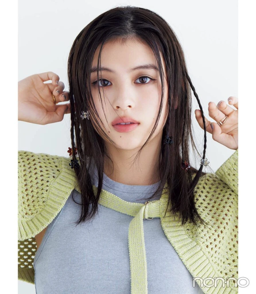 出口夏希の細め三つ編みでゆるダウンヘアのイメージカット
