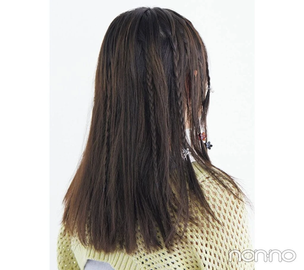 細め三つ編みでゆるダウンヘアのバック
