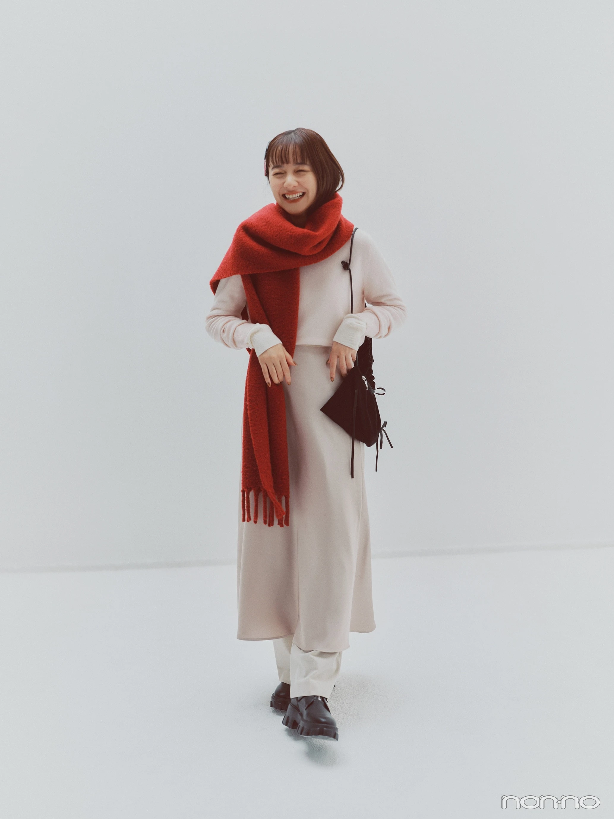 ユニクロのWサテンスカートとWタックワイドパンツを着る堀田真由
