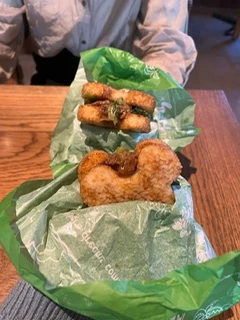 ミッキー型の焼肉ライスバーガー