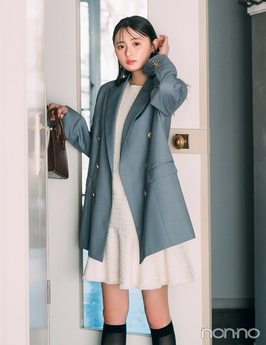 グレーのジャケット×白のミニスカの春コーデ