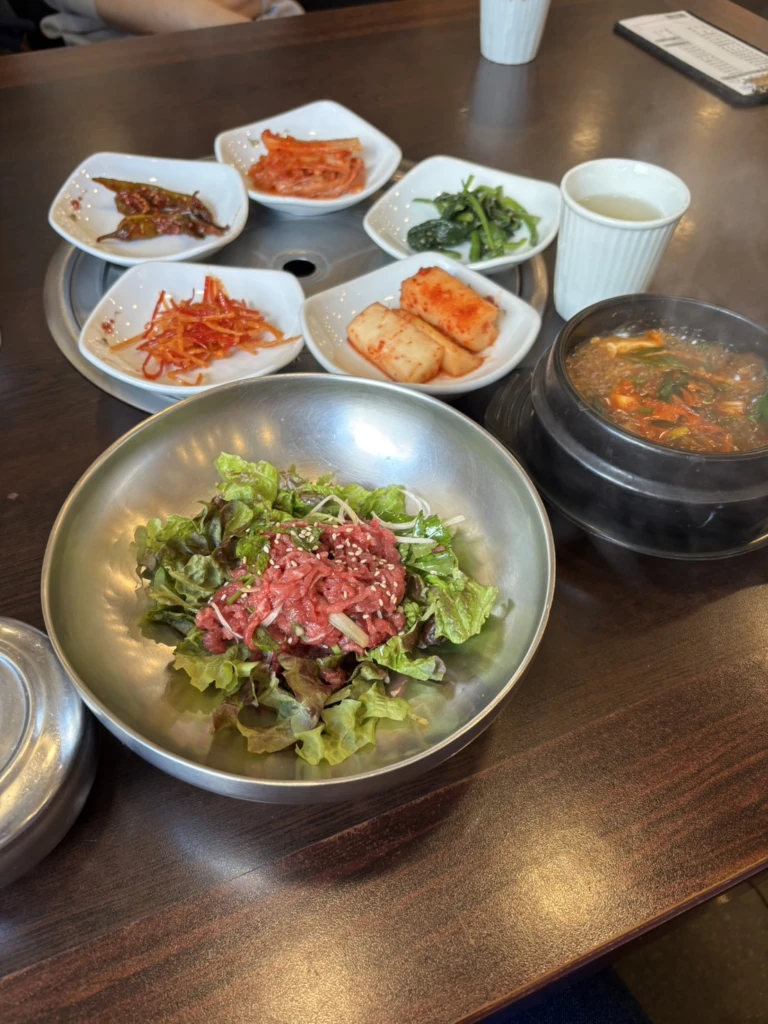 韓国に有名人も多く通うユッケビビンバ