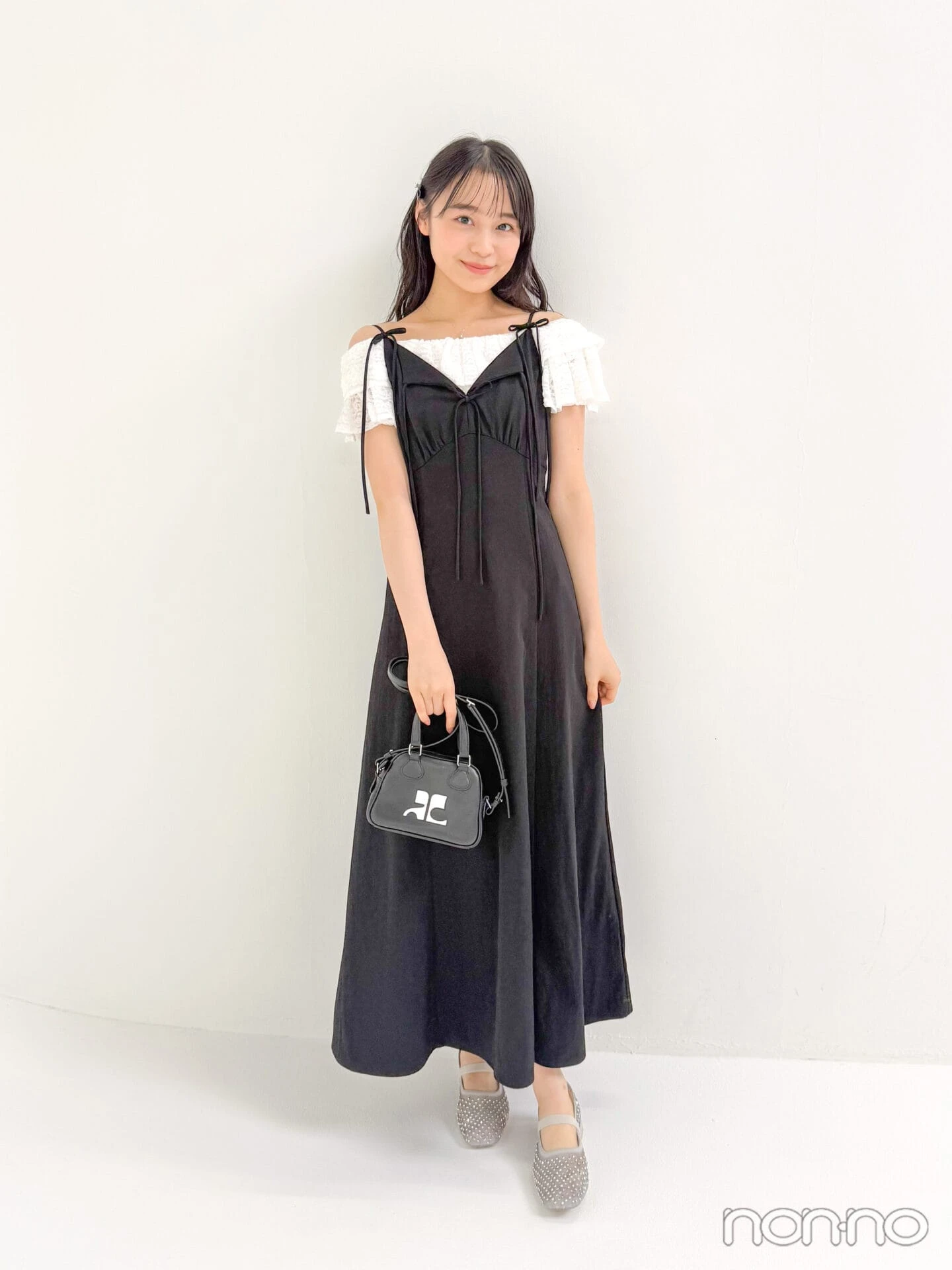 私服の黒いワンピースを着た林芽亜里