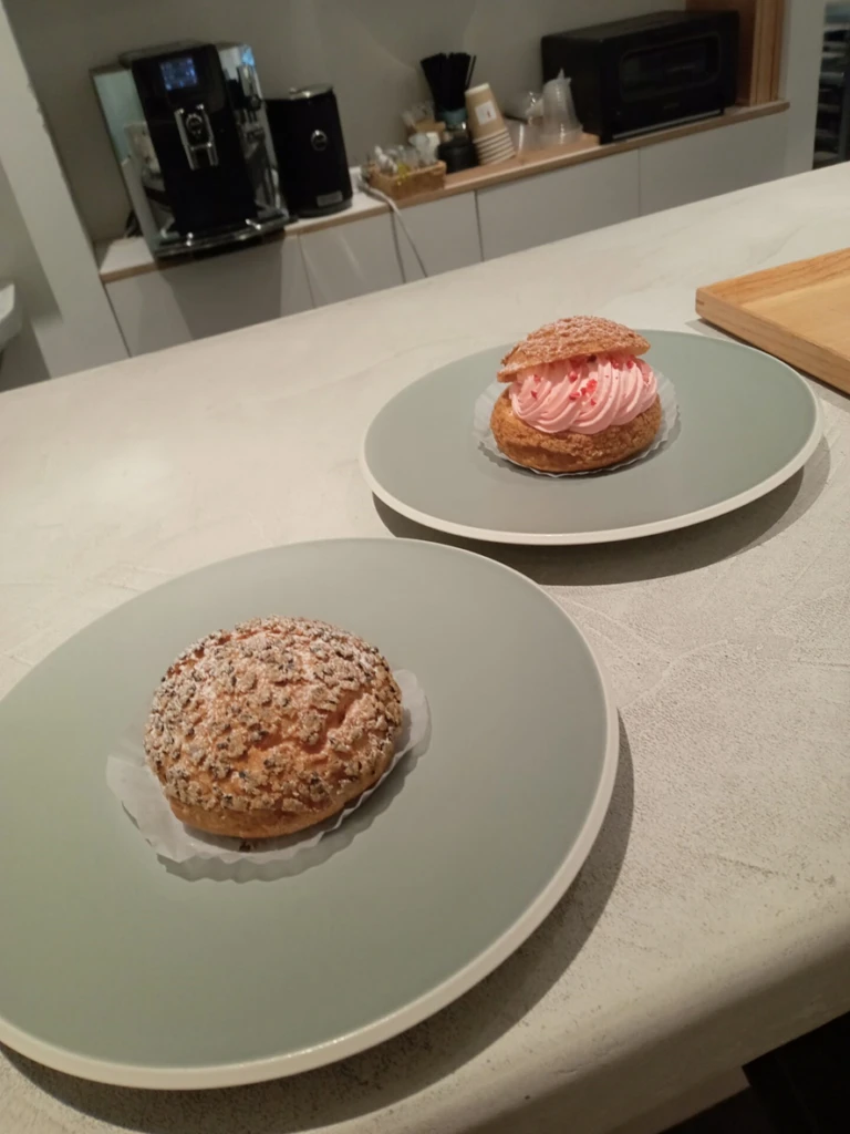 いちごのシュークリームとゴマのシュークリーム