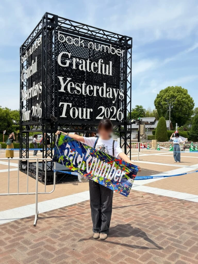 ツアーロゴのモニュメントと撮った一枚