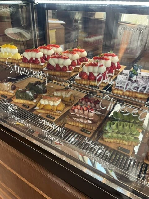 ショーケースに並ぶたくさんのタルト