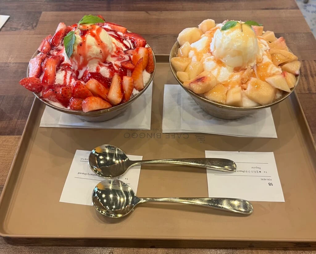 イチゴともものかき氷