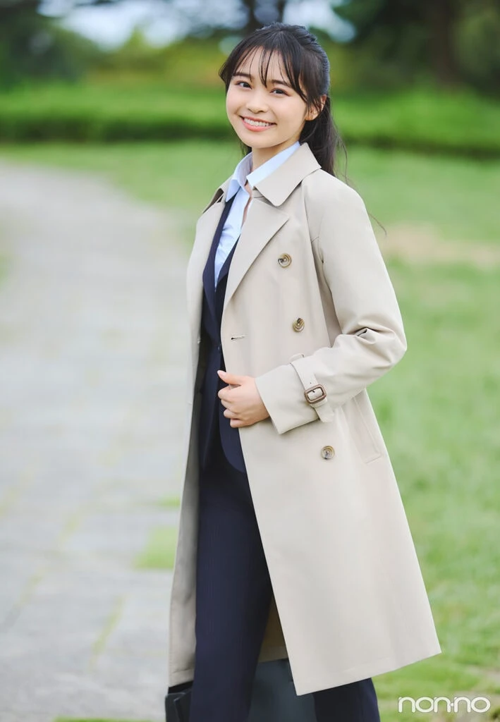 林芽亜里 [洋服の青山」機能満載トレンチコート