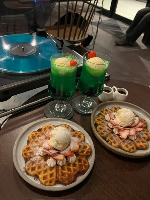 ストロベリーホリデーワッフルとクリームソーダ